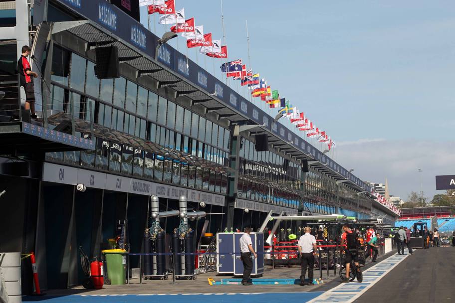 A Melbourne si anima il paddock della F.1: le squadre stanno prendendo i loro posti in vista del primo GP della stagione. Lapresse 